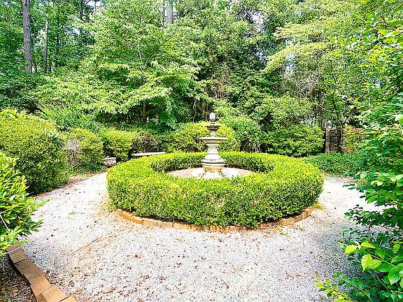 3rd image of 105 Glenridge Cir