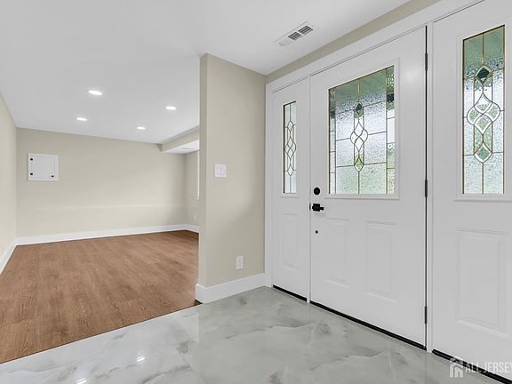 2nd image of 104 Southwood Dr