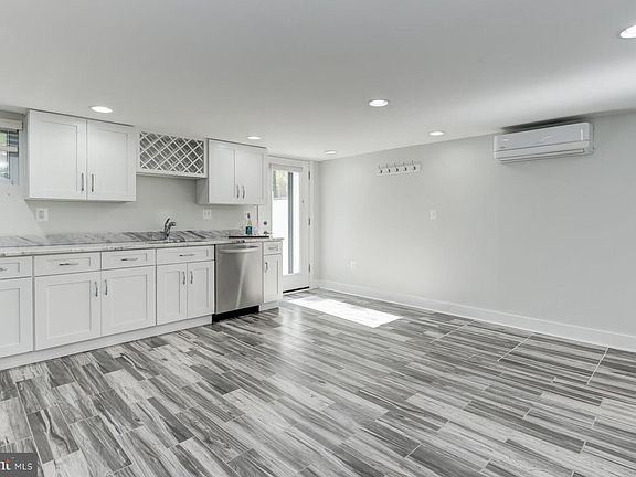 4th image of 909 Delafield Pl NW #B