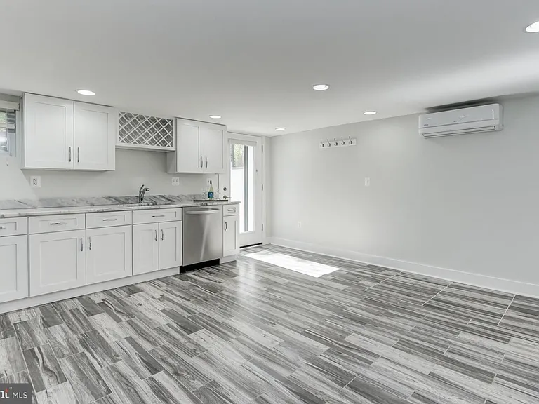 909 Delafield Pl NW #B — Photo 4