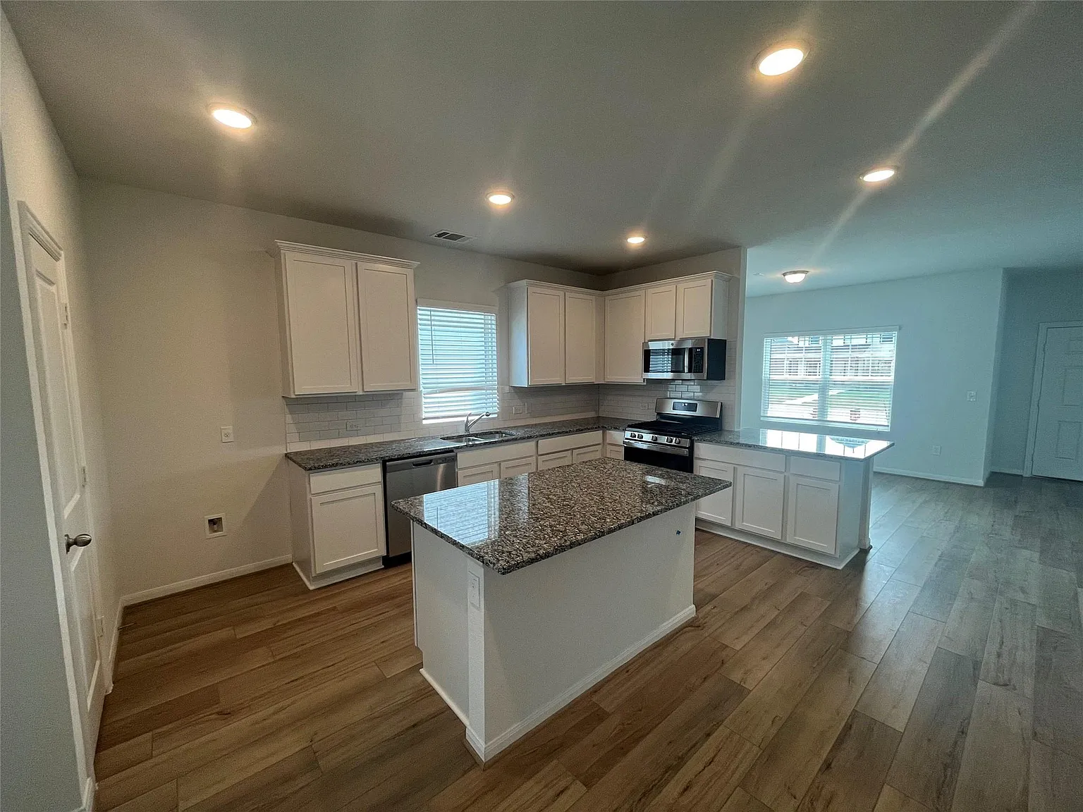 4 bed, 2.5 bath, 2144 sqft, $2,150 — Photo 2