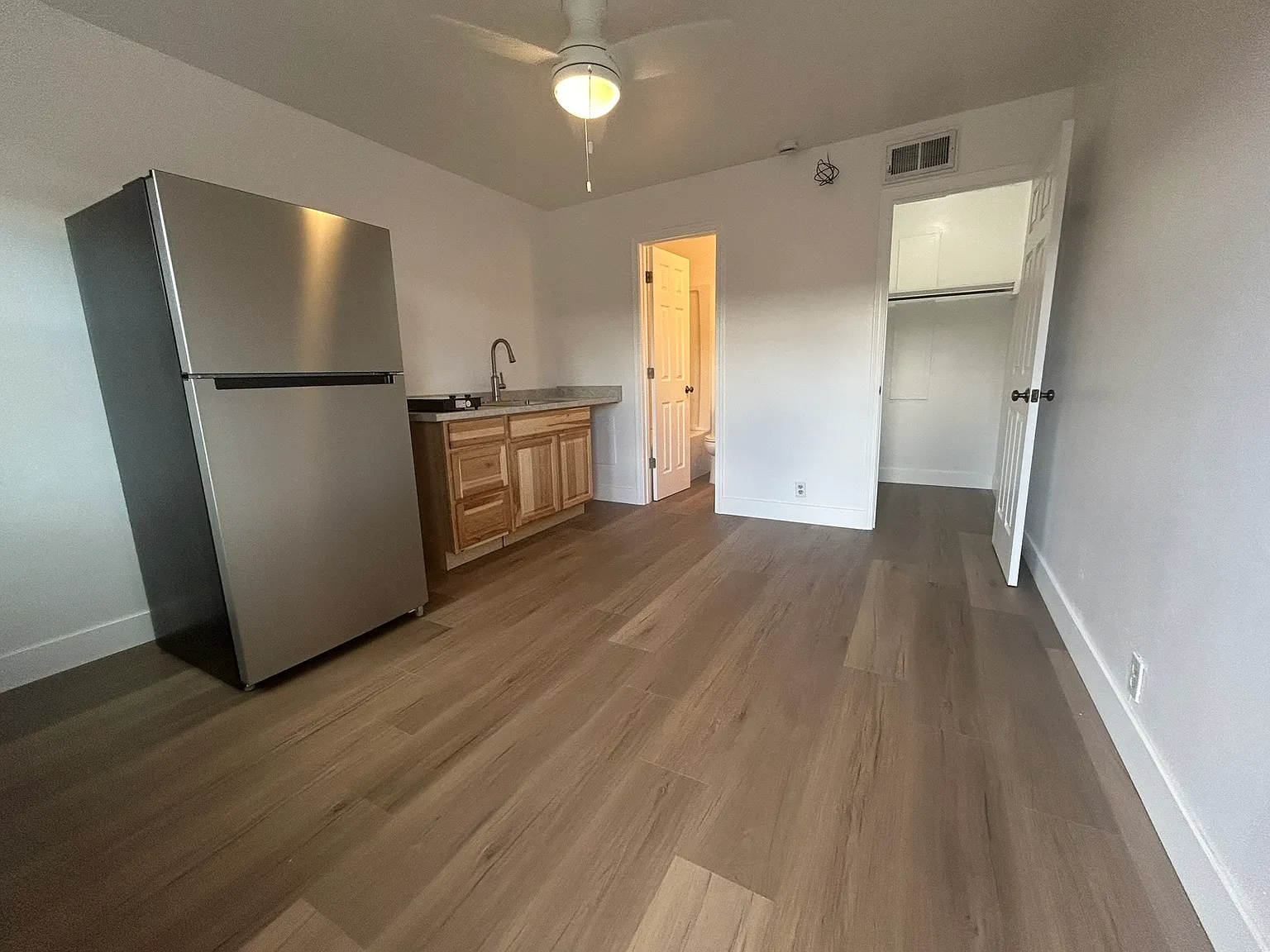 Studio, 300 sqft, $995 — Photo 4