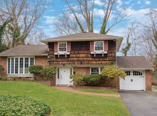 17 Highpoint Dr, Huntington, NY 11743