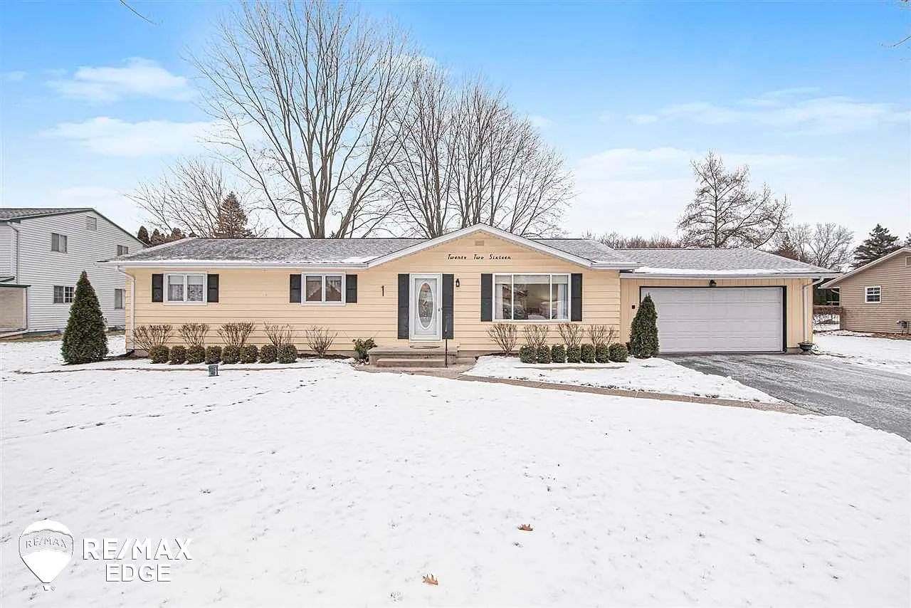2216 Holly Tree Dr photo 1