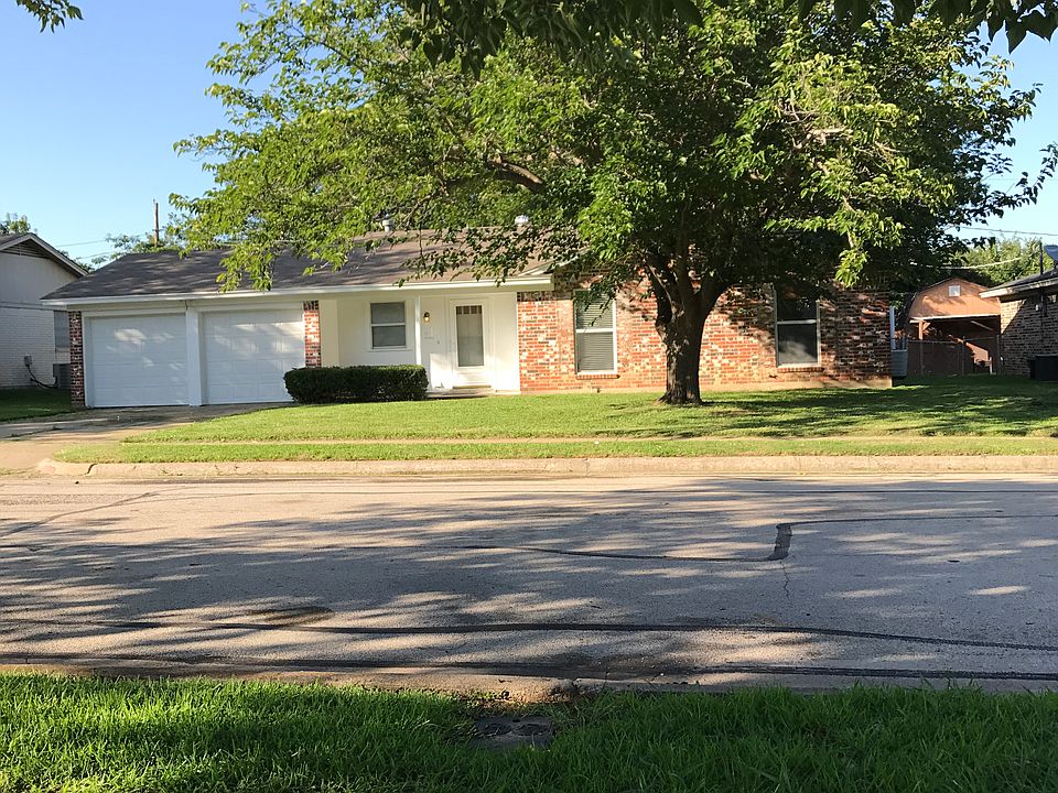 1st image of 600 NW Barbara Ln