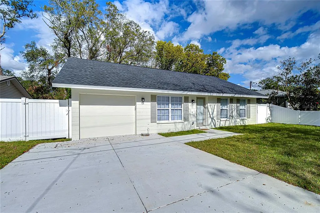 3 bed, 1.0 bath, 1122 sqft, $2,400 — Photo 3