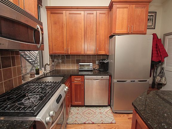 3rd image of 902 Pine St