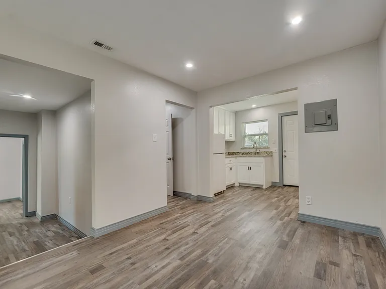 2210 Manor St — Photo 4