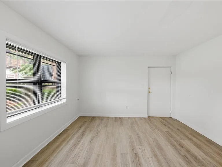 306 E 19th St #1B — Photo 7