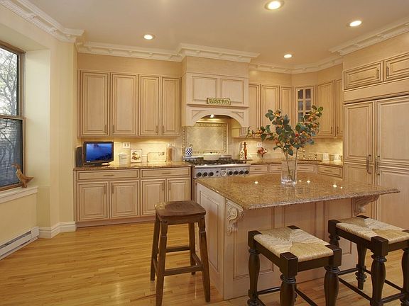 5th image of 20 W 90th St APT D