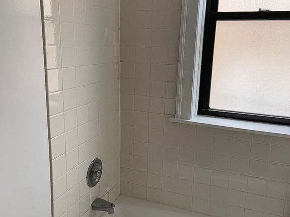 4th image of 3915 N Greenview Ave #3A