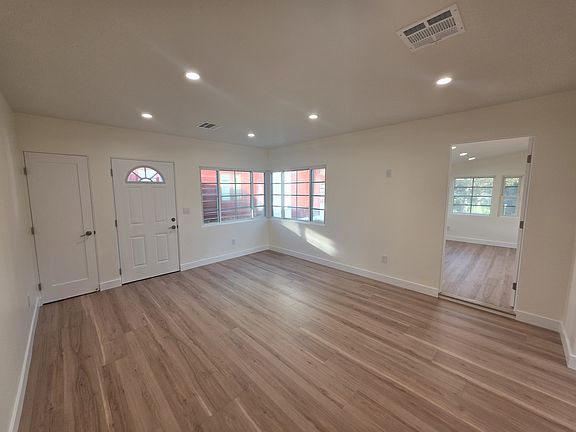 5th image of 2913 W Riverside Dr