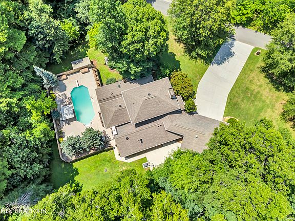3rd image of 346 Fallen Oak Cir