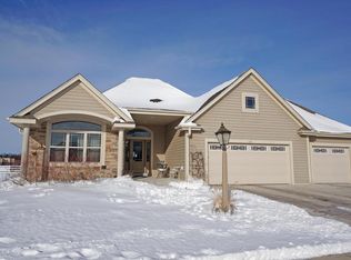 1305 Ridgeside Rd, Oconomowoc, WI 53066