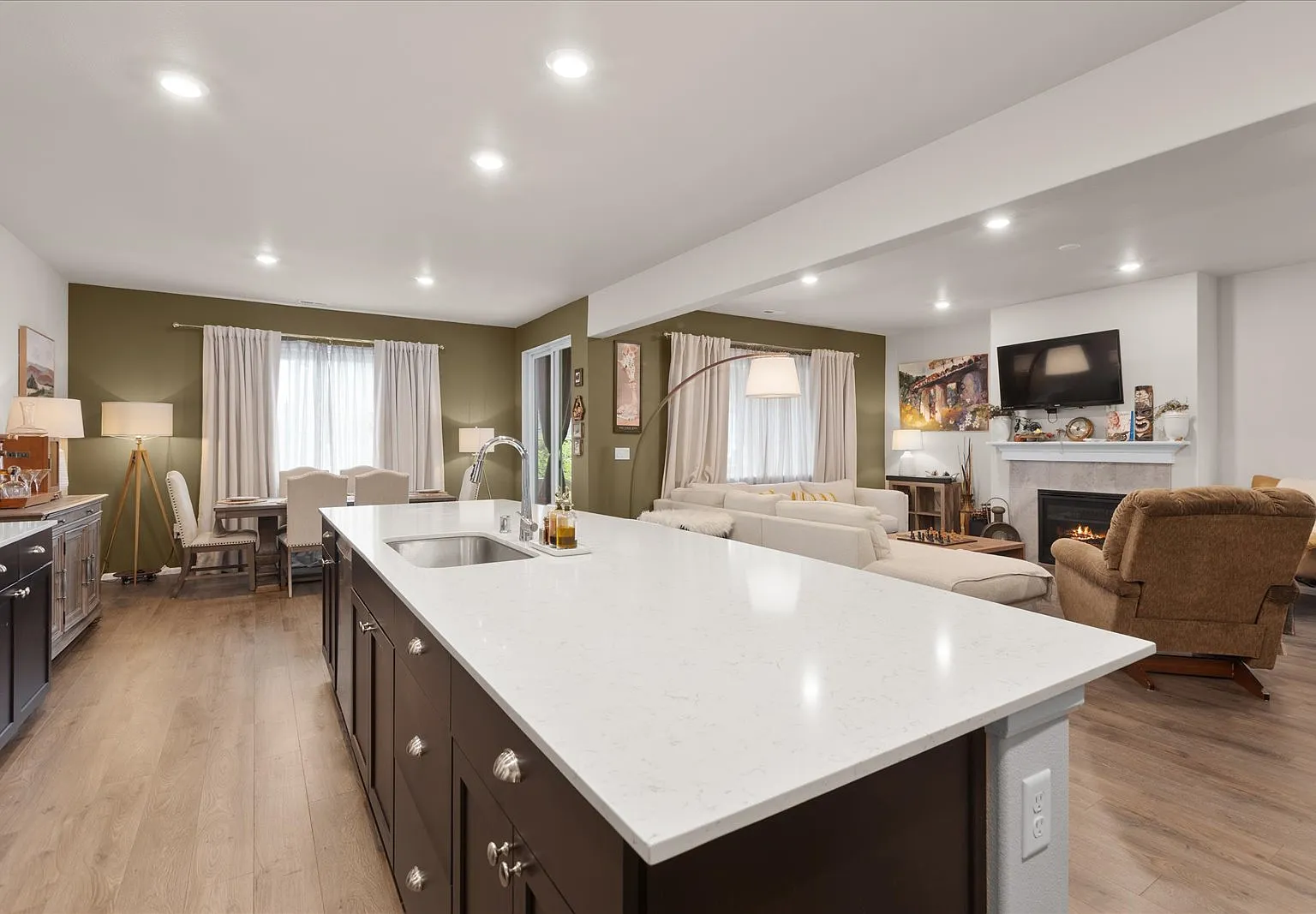 4 bed, 2559 sqft, $3,690 — Photo 4