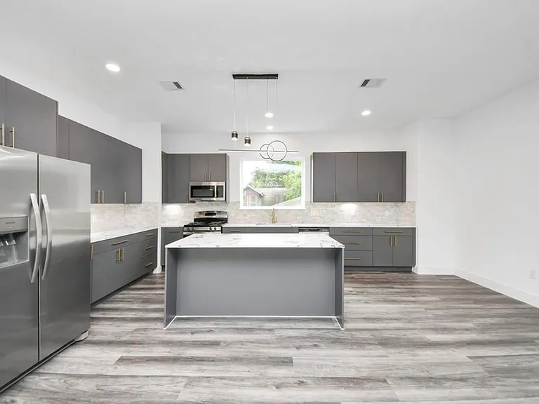 2709 Dennis St — Photo 3