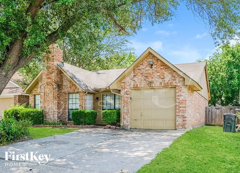 2404 Busch Dr — Photo 2