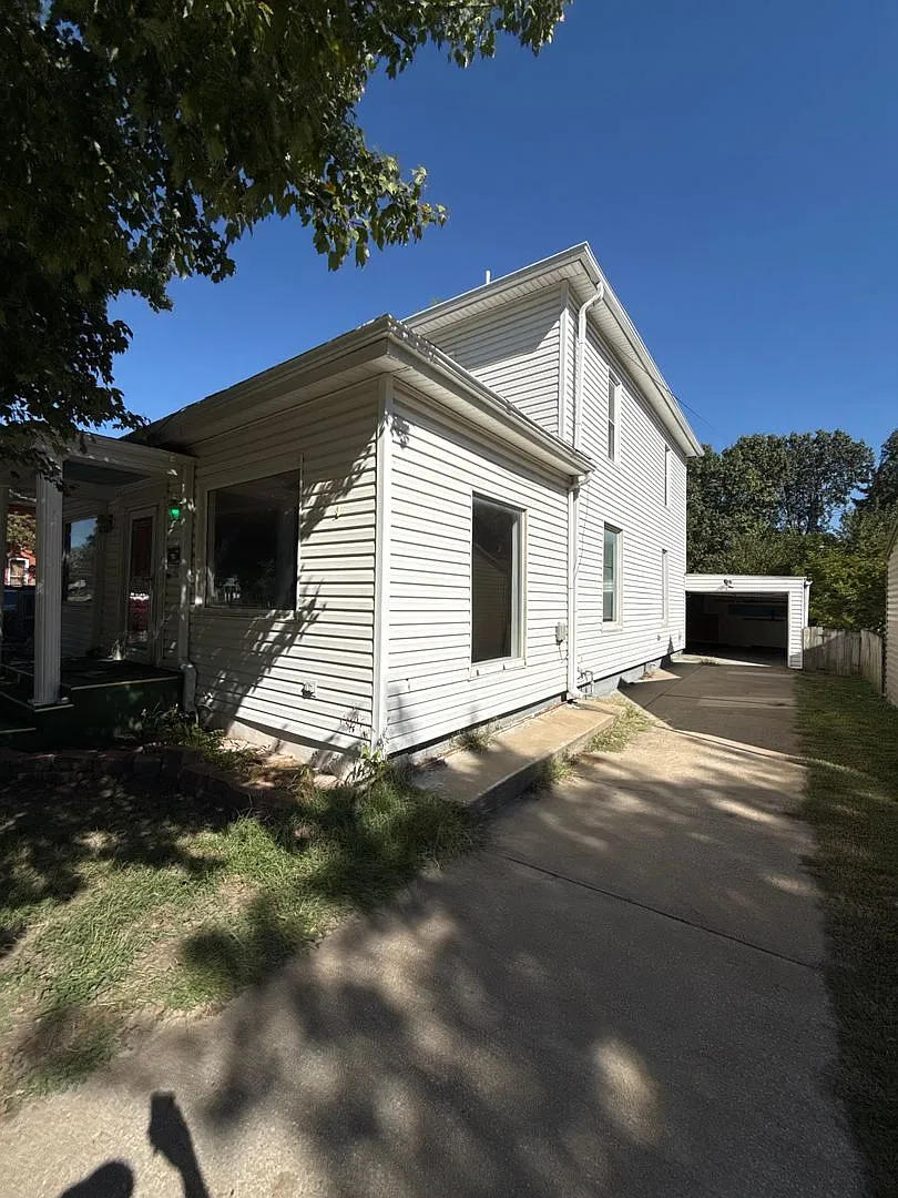 201 S. Cottonwood — Photo 2