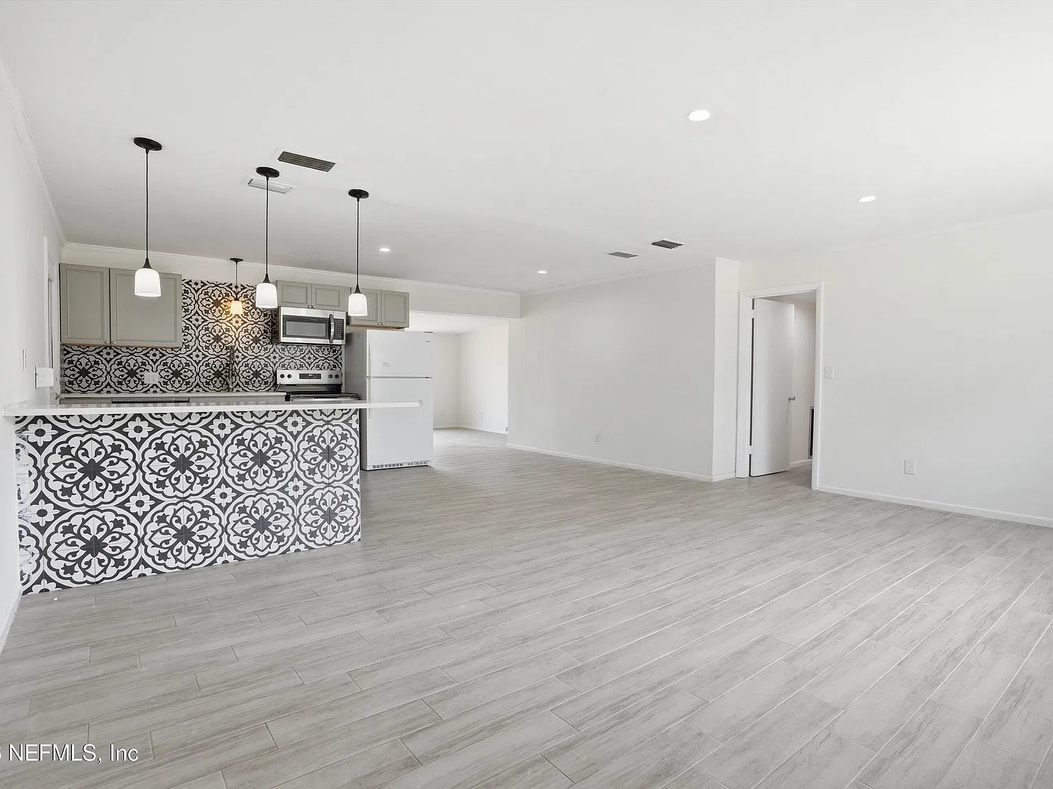 3 bed, 2.0 bath, 1620 sqft, $1,999 — Photo 3