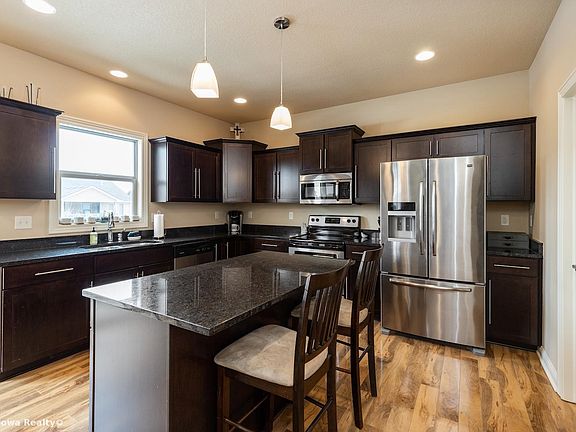 4th image of 2085 SE Willowbrook Dr