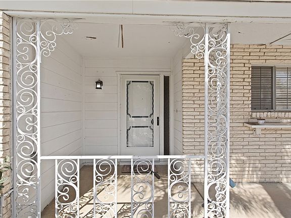 4th image of 28040 Winthrop Ct