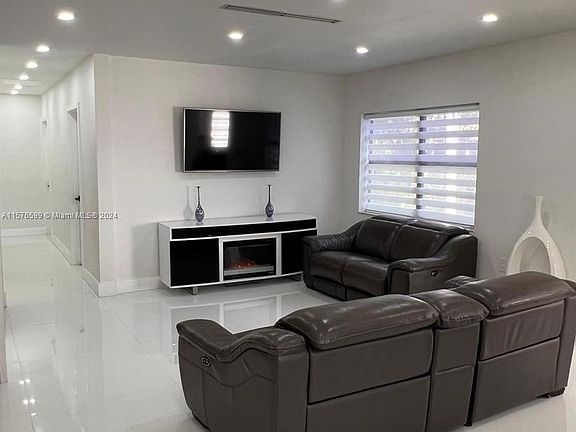 3rd image of 9771 Bahama Dr