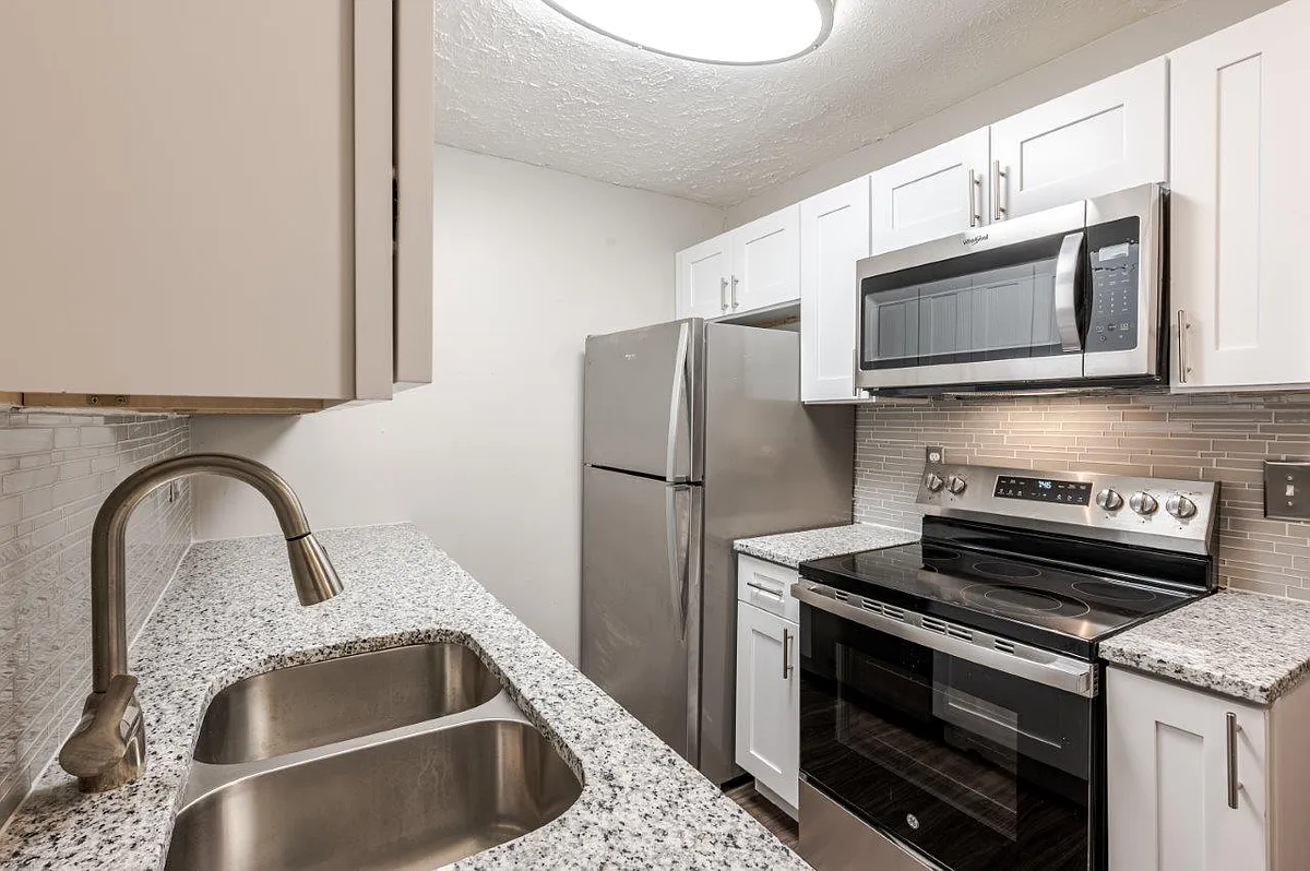 Building Photo - Lakeshore Drive Apartment Homes