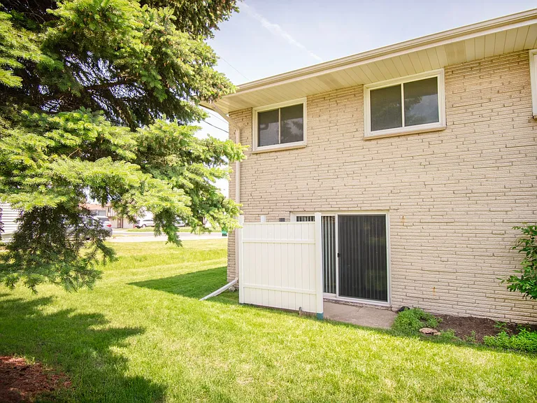 3501-3507 Hillsboro Ave N #3433-3525 — Photo 4