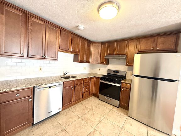 5th image of 4 Golden Ct APT 6
