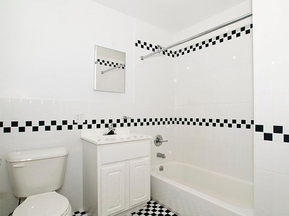 5th image of 960 Willoughby Ave APT 3M