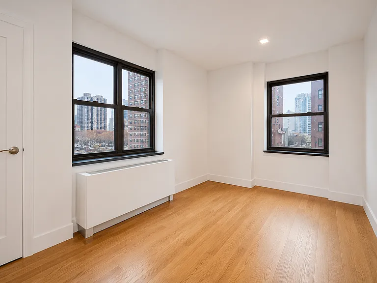 213 E 37th St #3FF — Photo 6