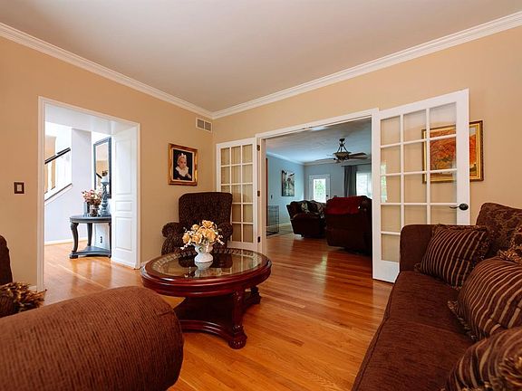 4th image of 1013 Chestnut Ln