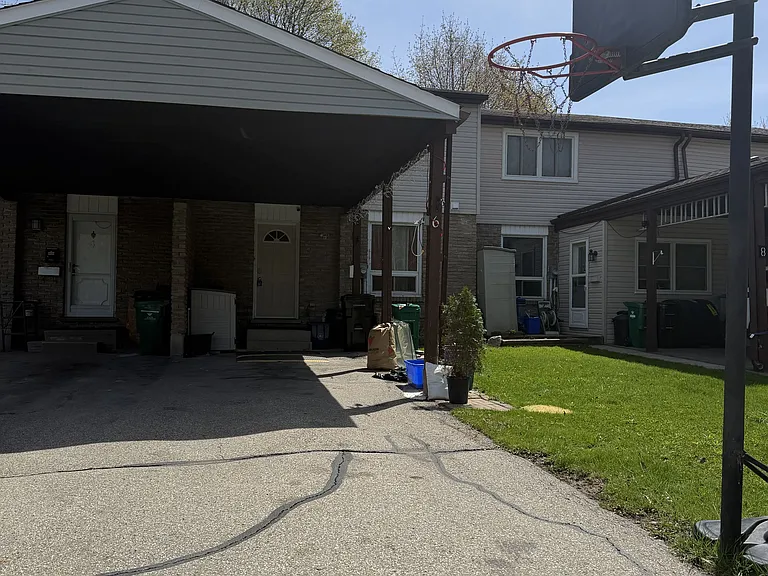 6 Cedarhill Cres — Photo 2
