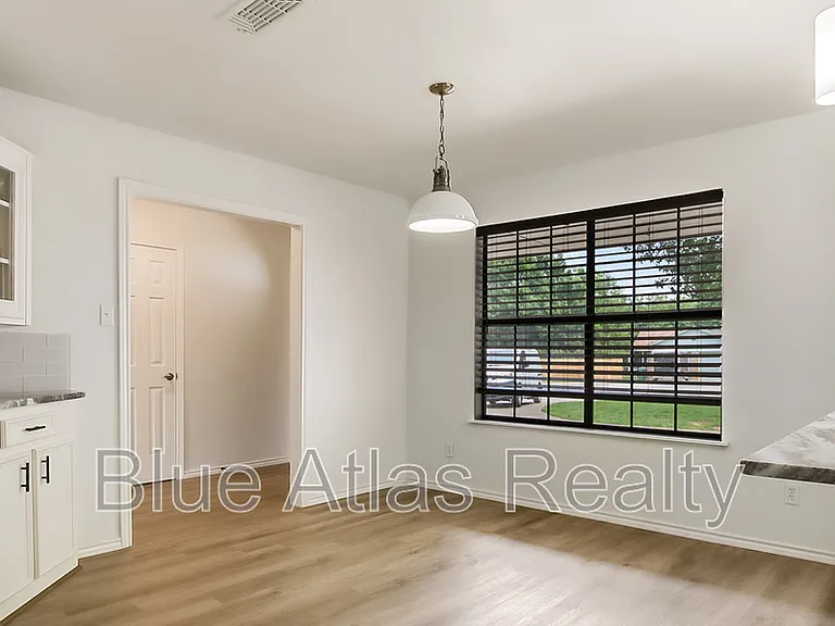 1329 E Windsor Dr — Photo 7