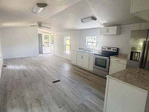 5th image of 111 Cloverleaf Dr
