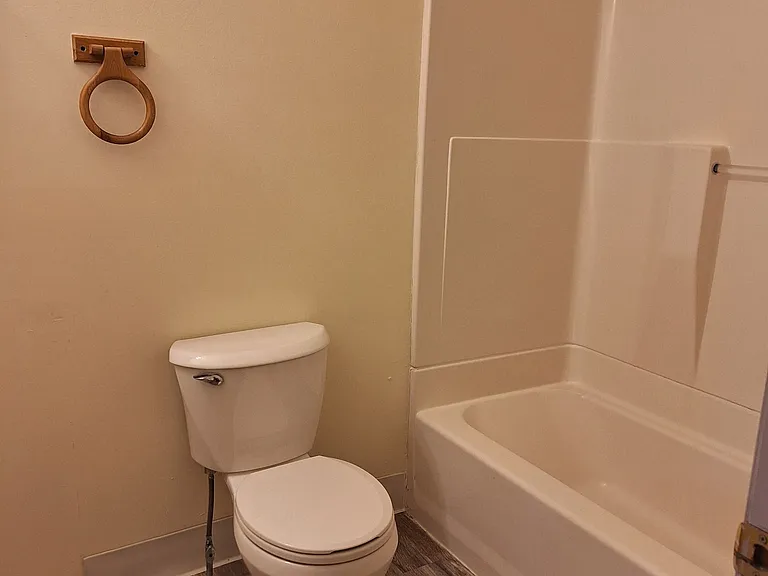 466 Howe Ave #2A — Photo 2