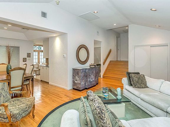 5th image of 20 Maplewood Dr