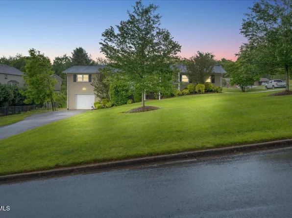 8 Lambeth Ct, Johnson City, TN 37601