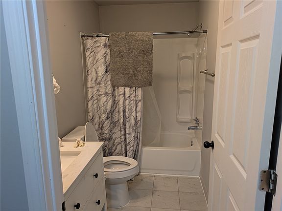 5th image of 404 E Madison St