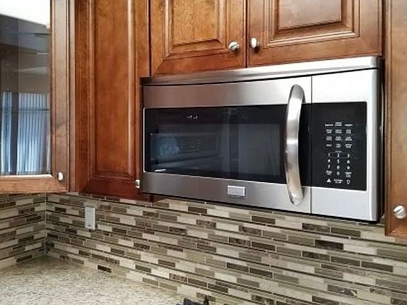 5th image of 10951 Bloomfield St #Penthouse 1