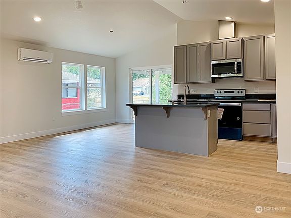 5th image of 579 Meadow Avenue NE
