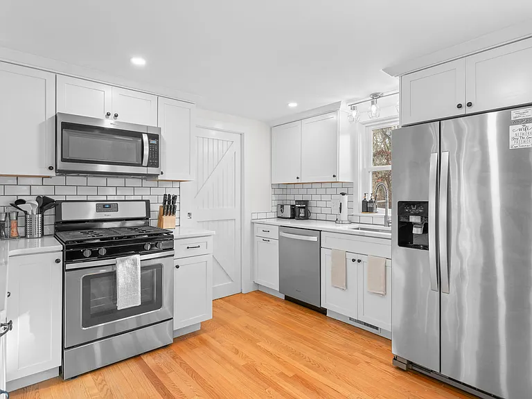 25 Robbins Rd — Photo 2