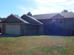 219 E Oak Meadows Rd, Derby, KS 67037