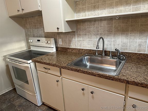 5th image of 1425 Quarles St