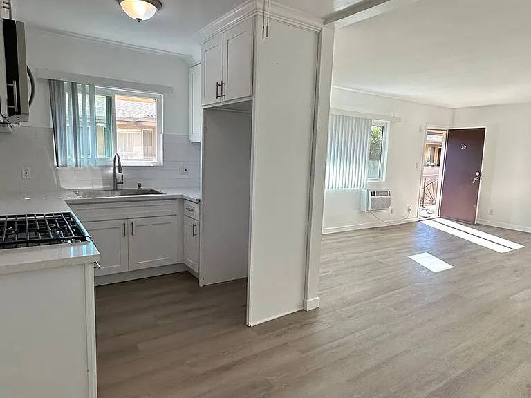 Sepulveda Apartments — Photo 42