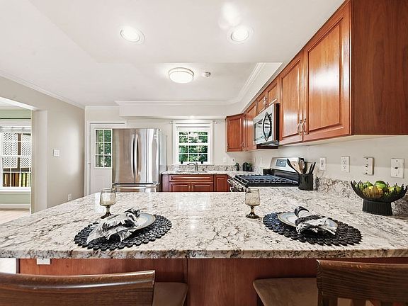 4th image of 183 Leonard St Unit 2