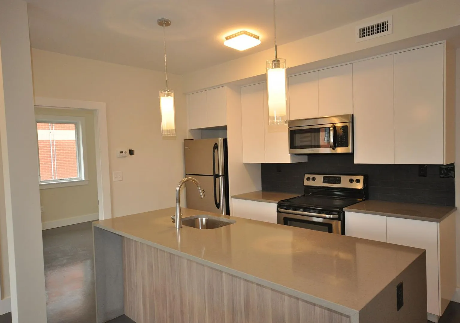 No Brokers Fee. Large Fully Renovated Unit in South End.. Central AC, In-Unit Washer and Dryer — Photo 2