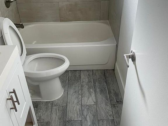 5th image of 639 W 4th St APT 6