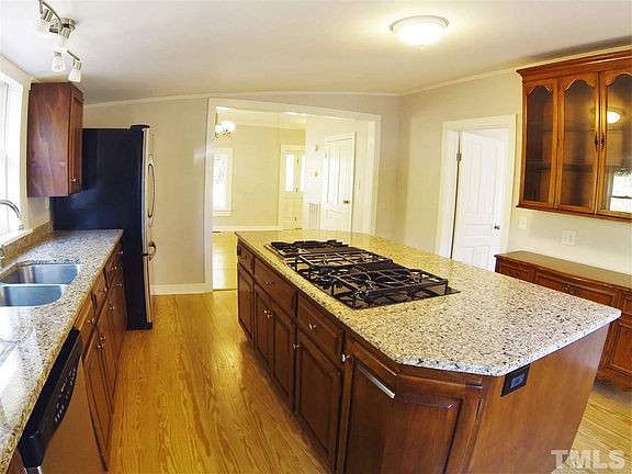 4th image of 800 Piney Ln