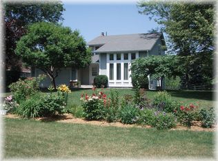 1293 Castle Ct, Golden Valley, MN 55427